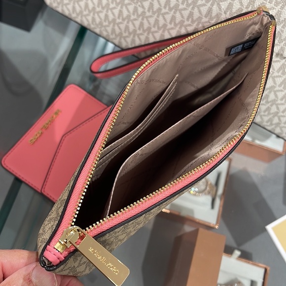 MICHAEL KORS JET SET ITEM LG 2 in 1 CARD CASE & WRISTLET
Tea Rose 
NWT - Picture 12 of 16